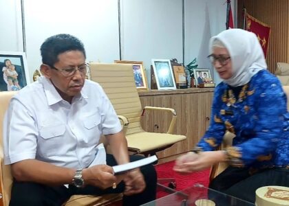 Deputi Bidang Pengkajian Strategik, Lembaga Ketahanan Nasional (Lemhanas) Prof. Dr. Ir. Reni Mayerni M.P., memberikan buku "Sawit Indonesia dalam Konstruksi Peradaban Dunia" kepada Direktur Utama PT Agrinas Palma Nusantara (Persero) Agus Utomo saat berkunjung ke kantornya, Senin (19/5). (Foto: Natalia Santi)