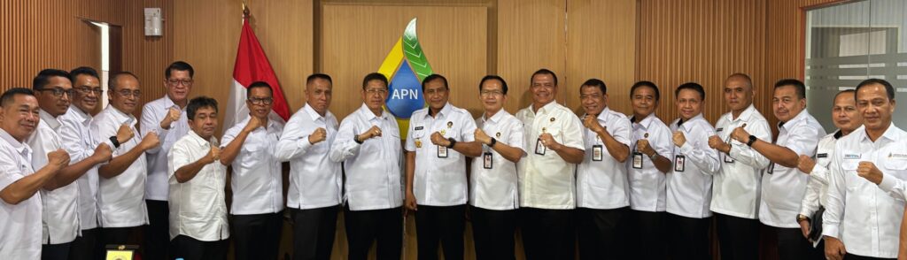 Direksi PT Agrinas Palma Nusantara (Persero) bersama jajaran Dewan Pertahanan Nasional (DPN) berfoto bersama usai pertemuan strategis di kantor pusat Agrinas Palma, Jakarta, Senin (4/8). 
